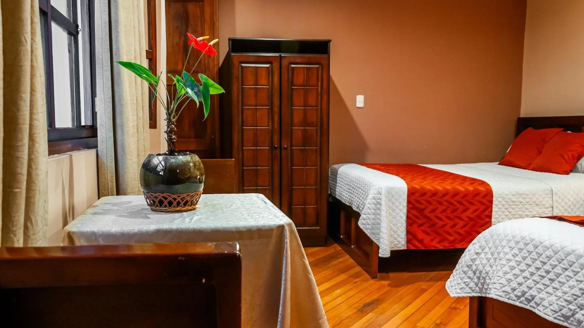 Hotel Calle Angosta Cuenca 2*,